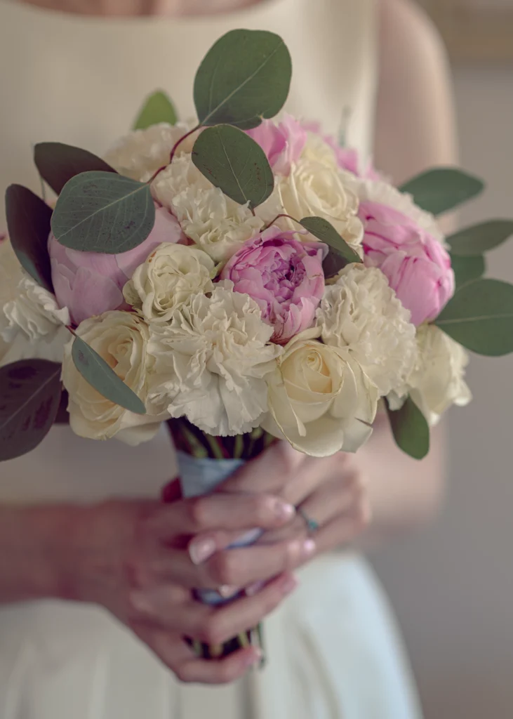 Elegancki bukiet ślubny panny młodej z białymi i różowymi kwiatami.