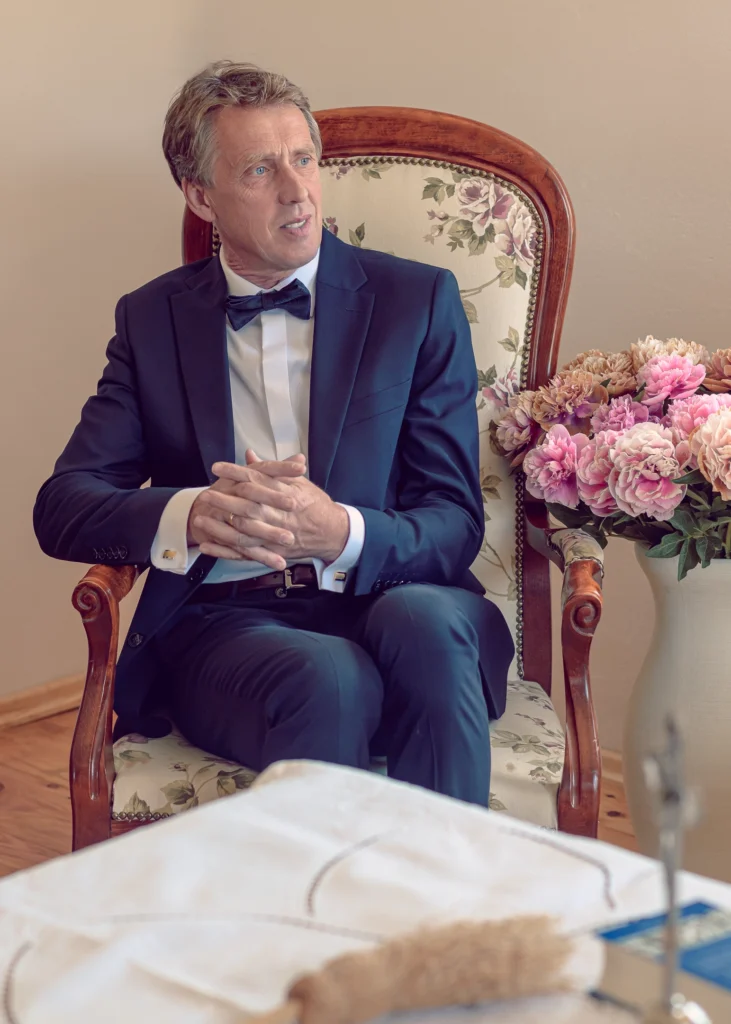 Portret ojca panny młodej w eleganckim garniturze na weselu.