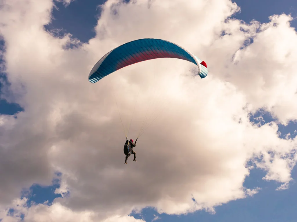 Paralotniarz na tle chmury.