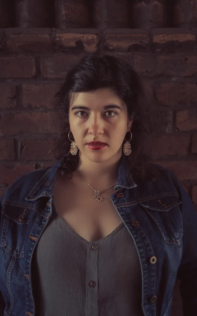 Kobieta na tle muru z cegły.