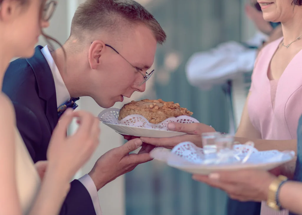 Para młoda witana chlebem i solą w tradycyjnym polskim zwyczaju ślubnym.