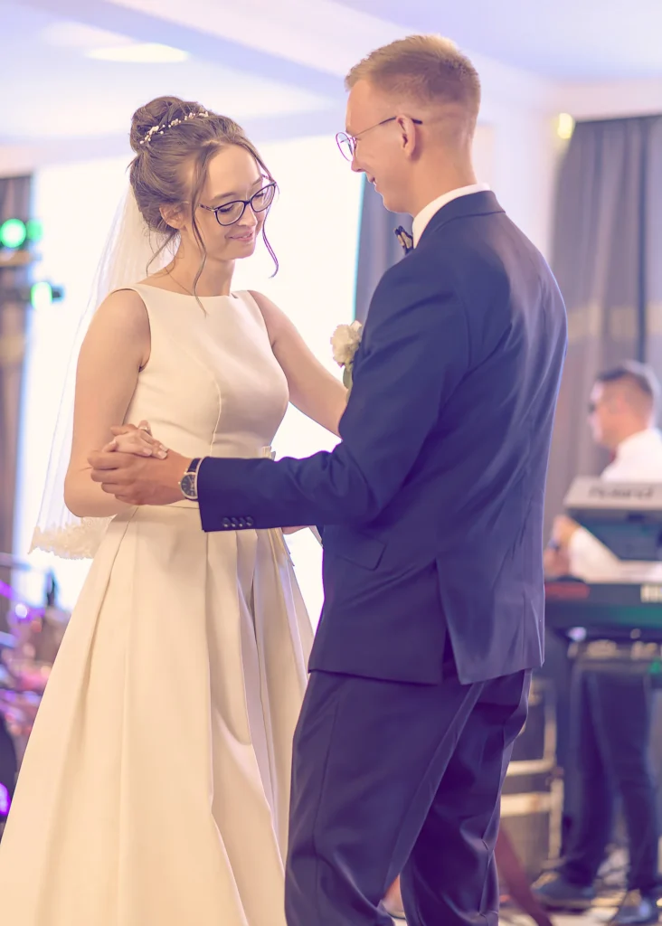 Szczęśliwa para młoda tańcząca na przyjęciu weselnym.