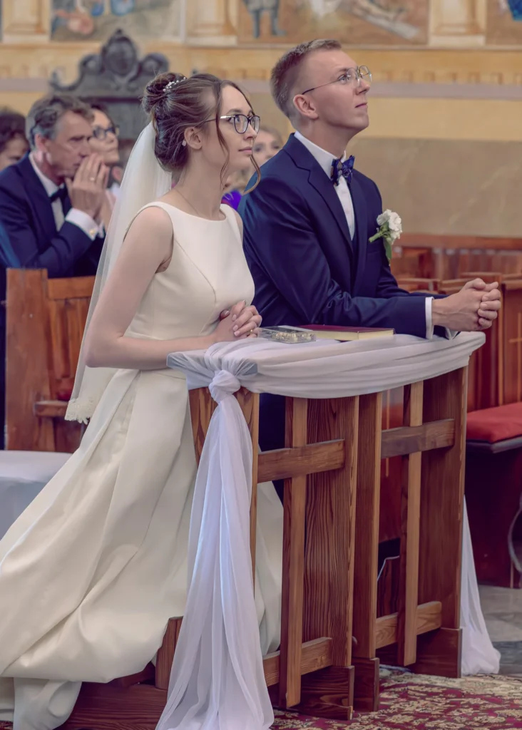 Para młoda podczas uroczystości ślubnej w kościele.